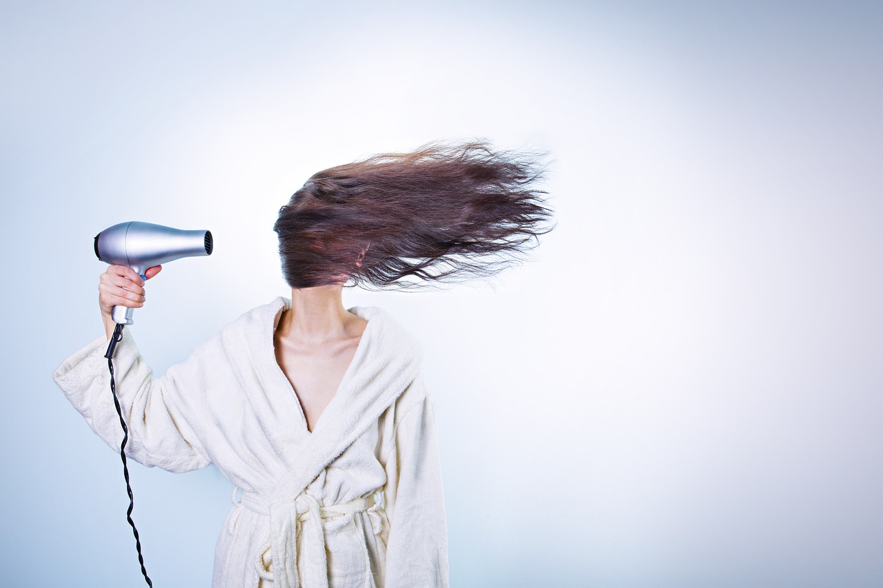 乾燥頭皮に悩む方必見！フケ対策のヘアスプレー使用時の注意点は？
