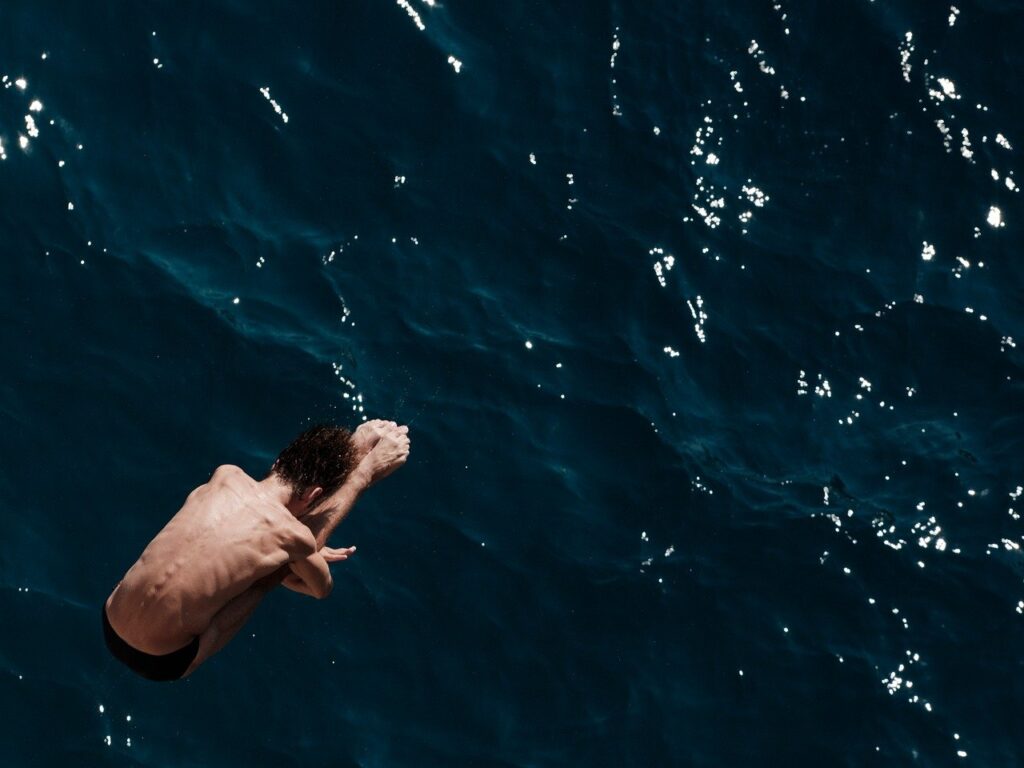 乾燥頭皮のフケに悩む男性が行うマッサージの強さの目安は？