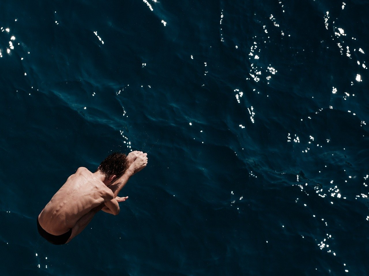 乾燥頭皮のフケに悩む男性が行うマッサージの強さの目安は？